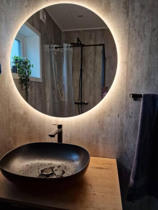 شقة New Flat With Hot Tub - No3 Oyndarfjordur المظهر الخارجي الصورة